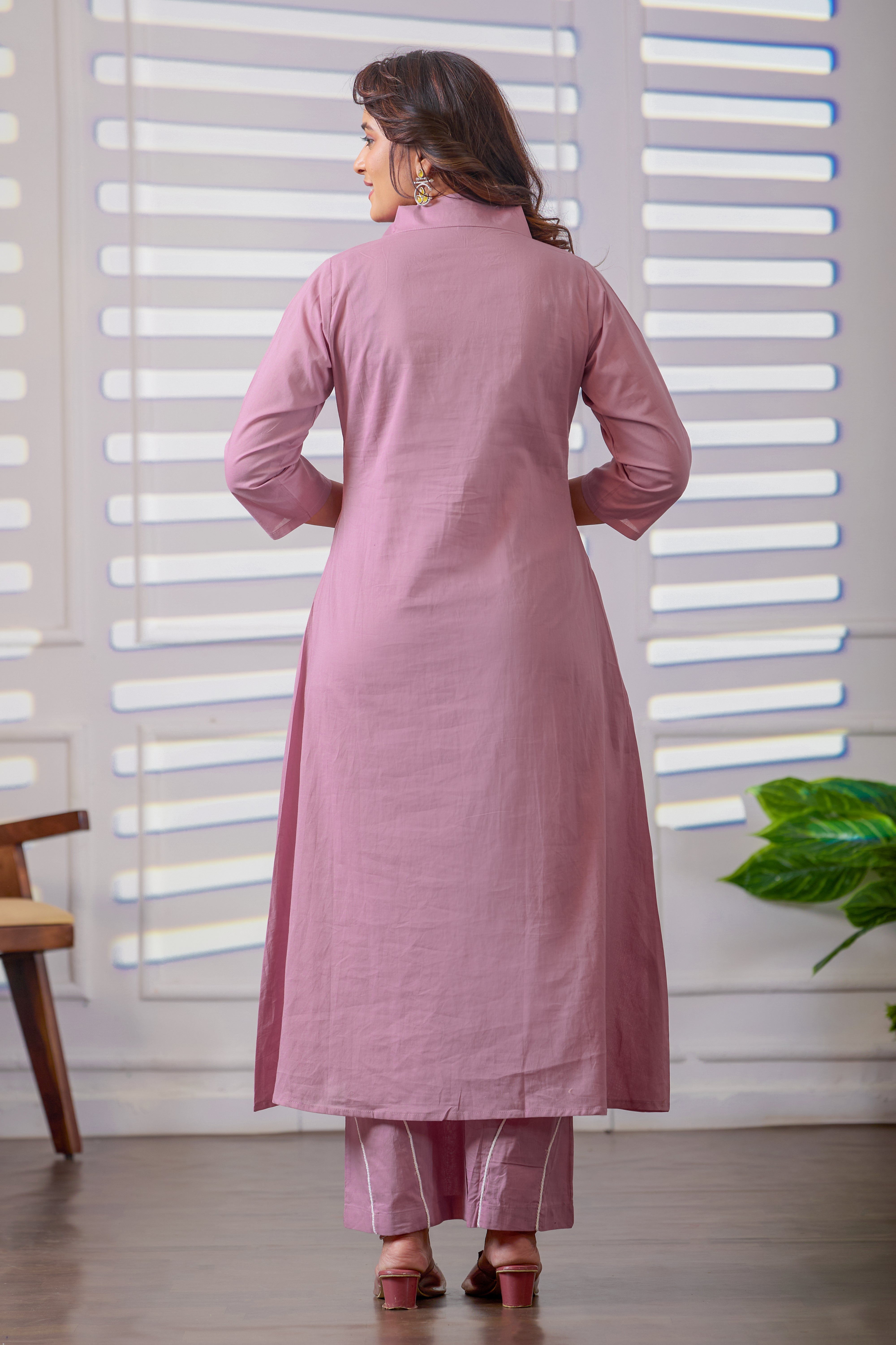 VARAMYA Dusty Mauve Cotton Kurta Set with Giraffe Embroidery