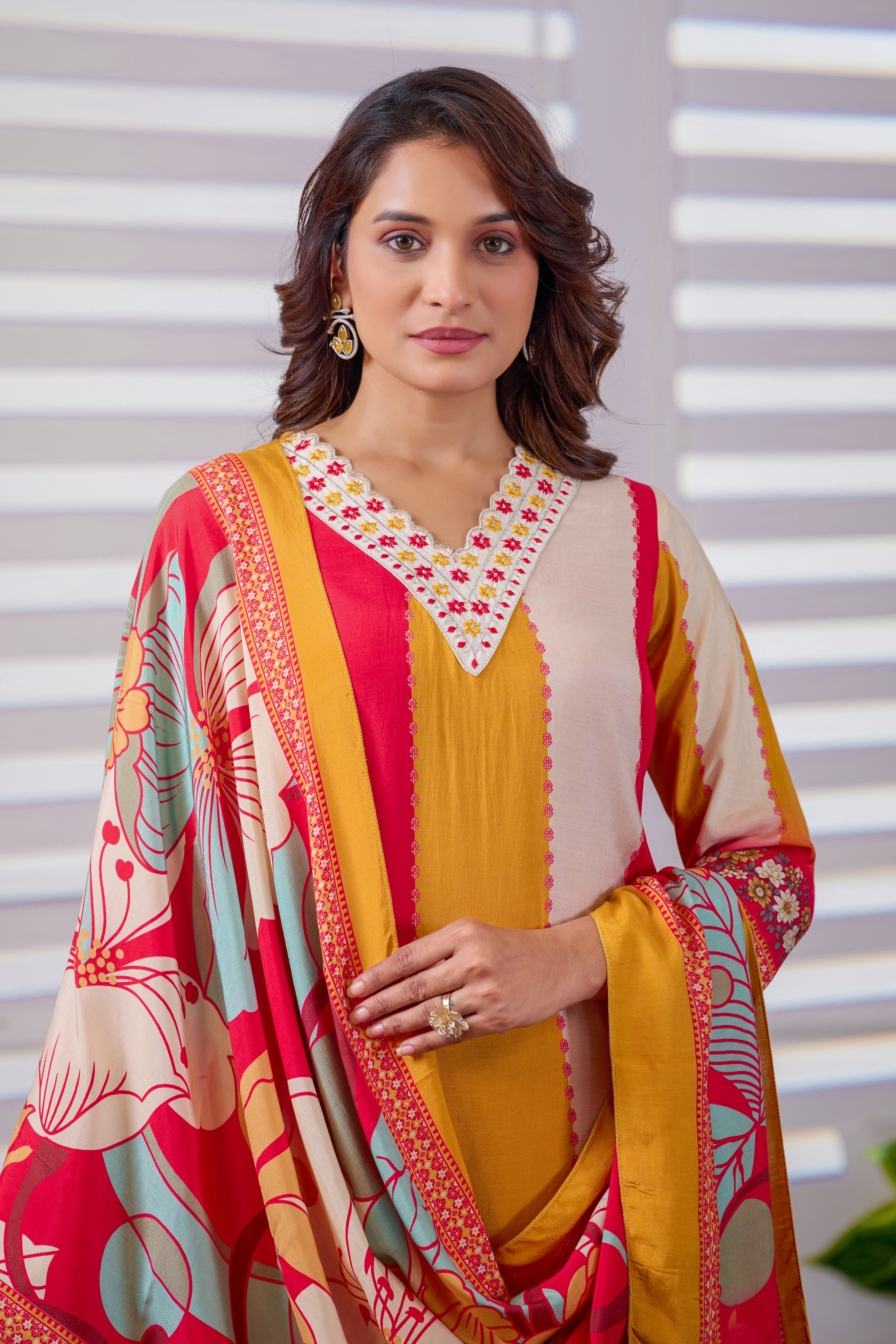 VARAMYA MULTI-COLOURED STRAIGHT SUIT