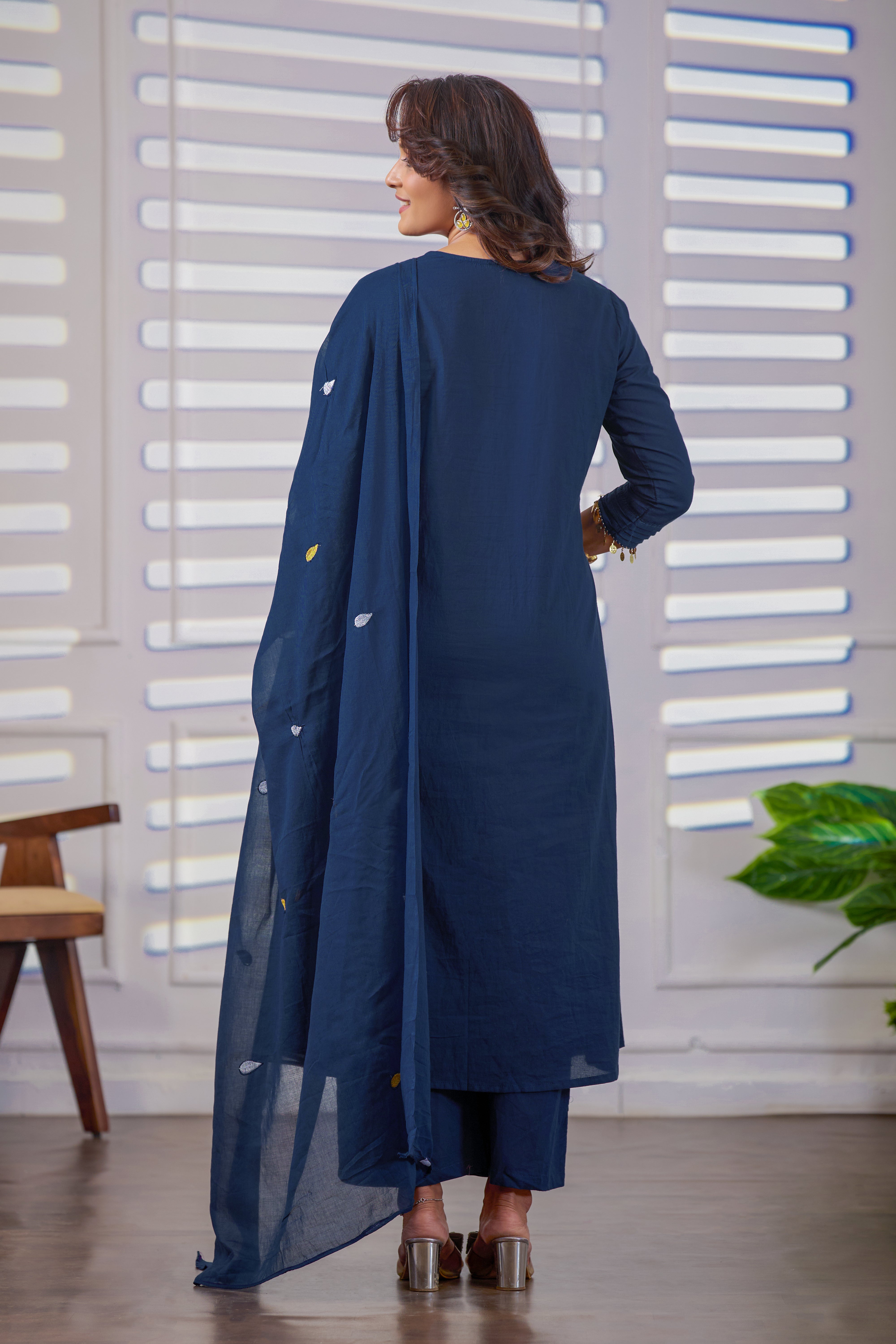 VARAMYA NAVY BLUE FLORAL STRAIGHT SUIT