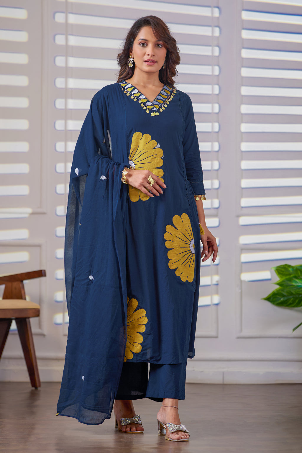 VARAMYA NAVY BLUE FLORAL STRAIGHT SUIT